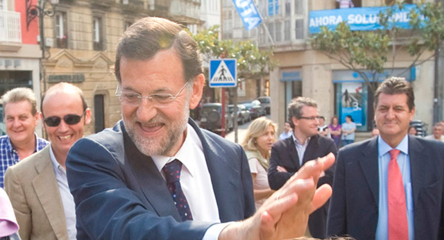 Mariano Rajoy bromea con unos niños en Logroño