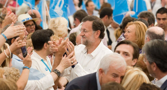 Mariano Rajoy y Luisa Fernanda Rudi a su llegada al mitin