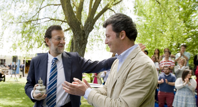 Santiago Cervera entrega a Mariano Rajoy un reproducción de la urna de las Cortes de Navarra