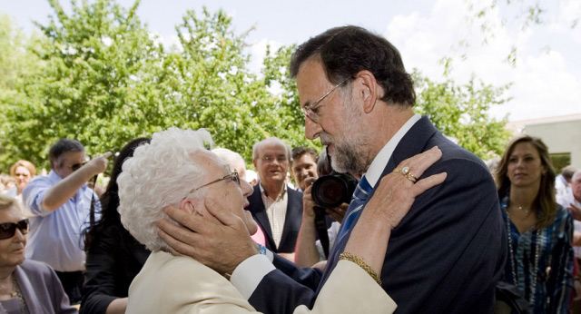 Mariano Rajoy con la abuela de uno de los últimos guardia civiles asesinados.