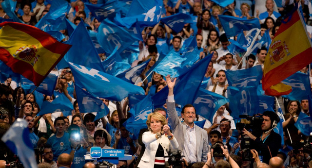 Mariano Rajoy con Esperanza Aguirre en el acto de cierre de campaña