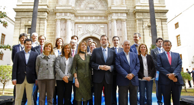 Mariano Rajoy en primera fila junto a la secretaria general del PP, María Dolores de Cospedal