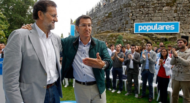 El presidente del Partido Popular, Mariano Rajoy, clausura un acto del PP en el Castillo de de Soutomaior acompañado por Alberto Núñez Feijóo