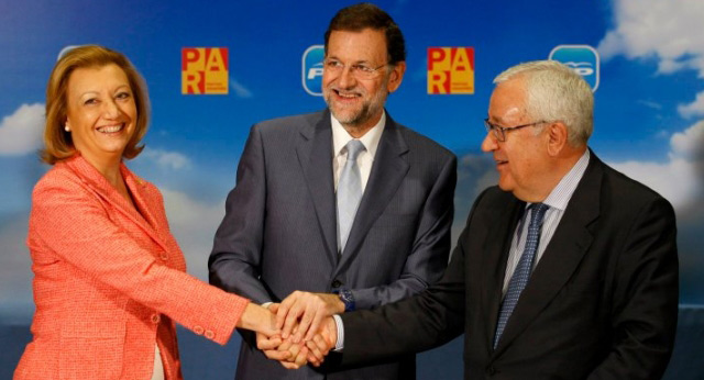 Mariano Rajoy firma el acuerdo entre PP y PAR para las elecciones generales