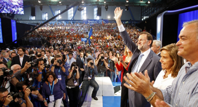 Mariano Rajoy saluda a los asistentes a la clausura