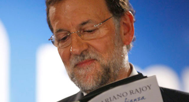 Mariano Rajoy firma un ejemplar de su libro "En confianza"