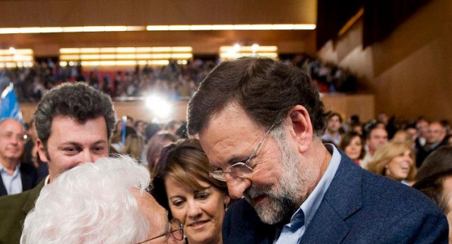 Mariano Rajoy  saluda a la abuela de un guardia civil asesinado con Santiago Cervera y Yolanda Barcina