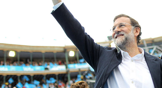 Mariano Rajoy saluda a los asistentes al acto en Valencia