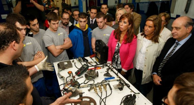 Ana Mato visita un centro de Formación Profesional en Barcelona