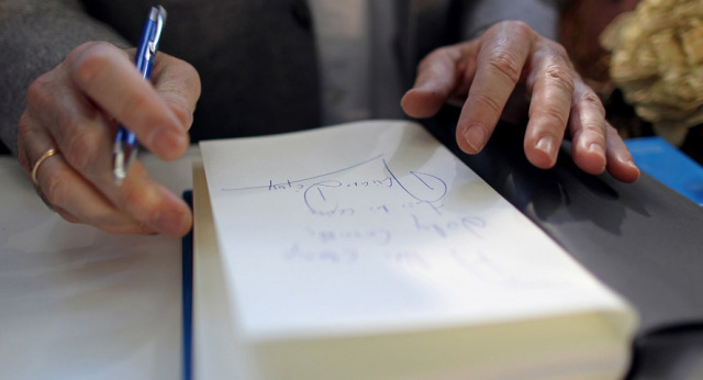 Mariano Rajoy firma ejemplares de su libro "En confianza"