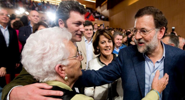 Mariano Rajoy  saluda a la abuela de un guardia civil asesinado con Santiago Cervera y Yolanda Barcina