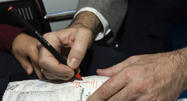 Mariano Rajoy firma una escayola en Badajoz