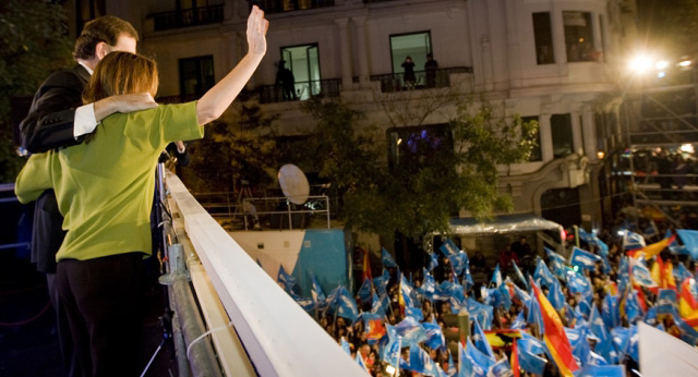 Mariano Rajoy y Elvira Fernández saludan desde el balcón de Génova
