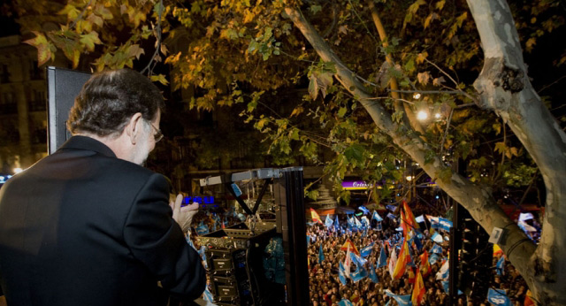 Mariano Rajoy sale al balcón de Génova