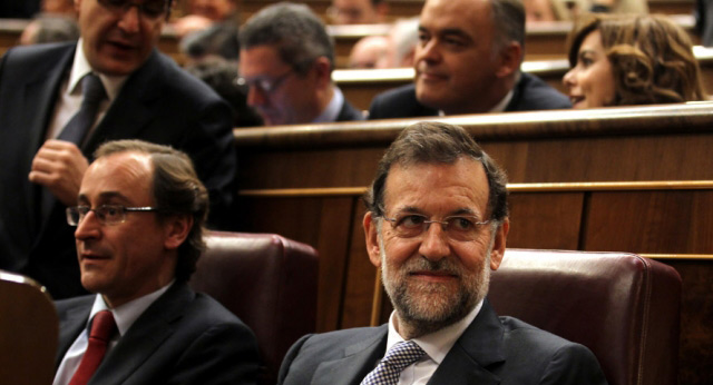 Mariano Rajoy con Alfonso Alonso en su escaño