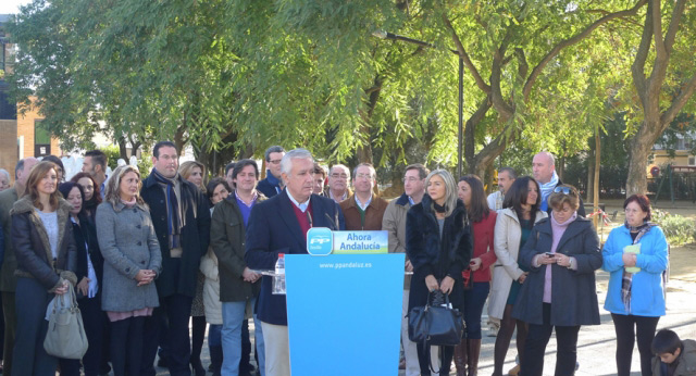 Javier Arenas visita un mercadillo navideño solidario en la localidad sevillana de Camas