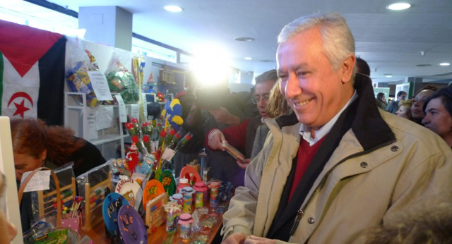 Javier Arenas visita un mercadillo navideño solidario en la localidad sevillana de Camas