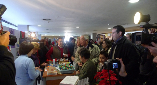 Javier Arenas visita un mercadillo navideño solidario en la localidad sevillana de Camas