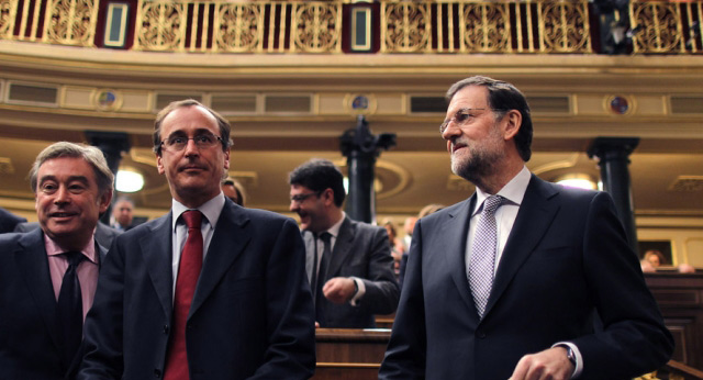 Mariano Rajoy con Alfonso Alonso en el debate de investidura