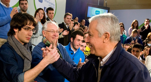 Javier Arenas en un acto con jóvenes en Dos Hermanas