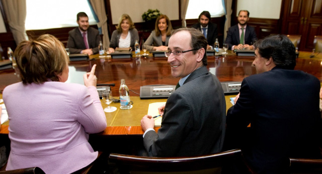 Alfonso Alonso se reúne con la ministra de Empleo, Fátima Báñez