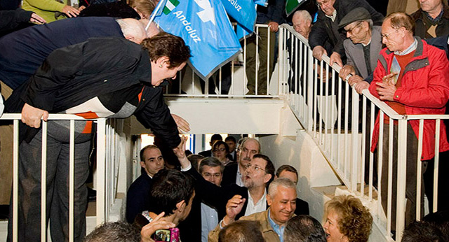 Mariano Rajoy saluda a varios asistentes al acto