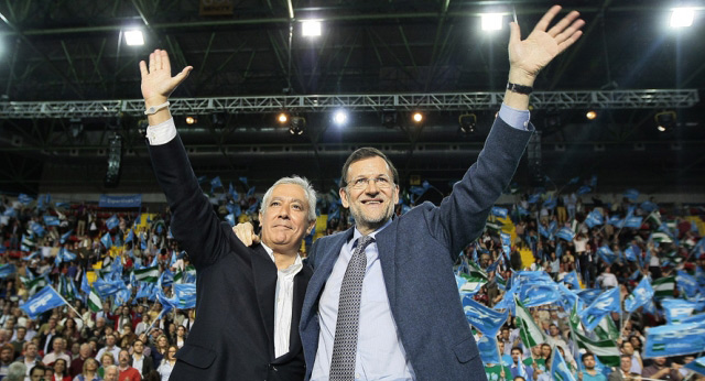 Mariano Rajoy y Javier Arenas en el acto de cierre de campaña en Sevilla