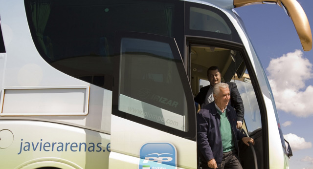 Javier Arenas en el bus del PP