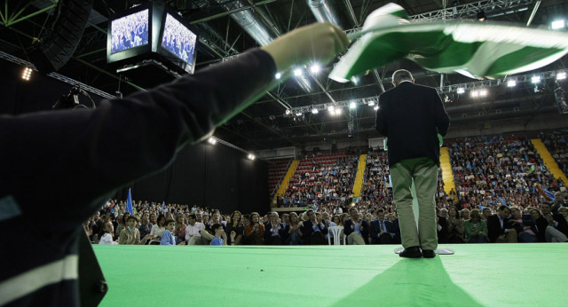 Javier Arenas en el acto de cierre de campaña en Sevilla