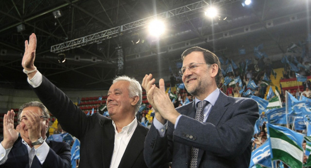 Mariano Rajoy y Javier Arenas en el acto de cierre de campaña en Sevilla