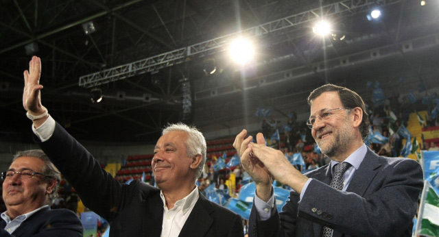 Mariano Rajoy y Javier Arenas en el acto de cierre de campaña en Sevilla