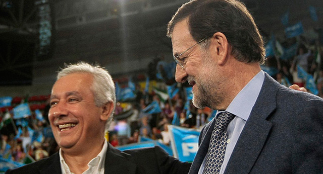 Mariano Rajoy y Javier Arenas en el acto de cierre de campaña en Sevilla