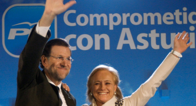 El presidente del PP, Mariano Rajoy, junto a Mercedes Fernández al finalizar el mitin