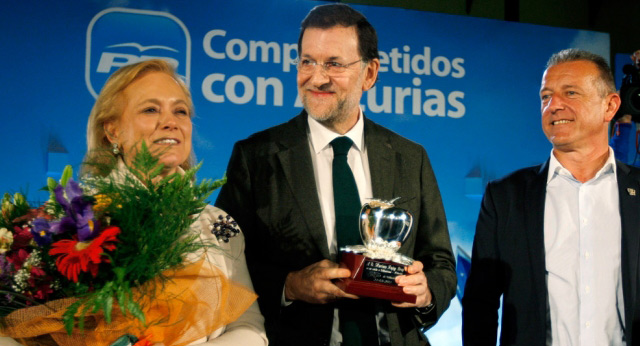 El presidente del PP, Mariano Rajoy, junto a Mercedes Fernández al finalizar el mitin