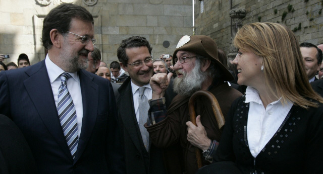 El presidente del PP saluda a un peregrino 