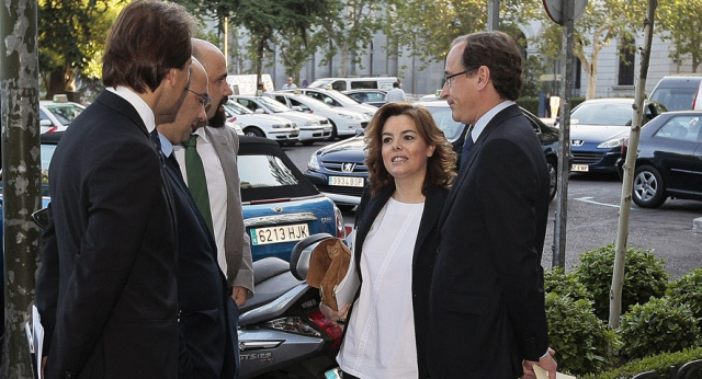 Alfonso Alonso acompañado por Soraya Sáenz de Santamaría en el Foro Nueva Economía
