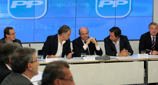 El ministro de Economía, Luis de Guindos, se reúne con el área económica del PP