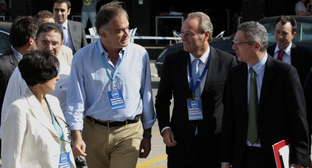 Alberto Ruiz-Gallardón con Esteban González Pons y Alberto Fabra a su llegada a la Escuela de Verano del PP