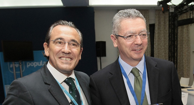 Alberto Ruiz-Gallardón con el alcalde de Gandía