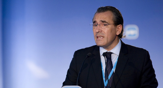 El alcalde Gandía, Arturo Torro, durante su intervención en la inauguración de la Escuela de Verano