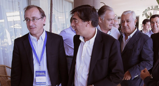 Alfonso Alonso con José Antonio Bermúdez de Castro a su llegada a la Escuela de Verano