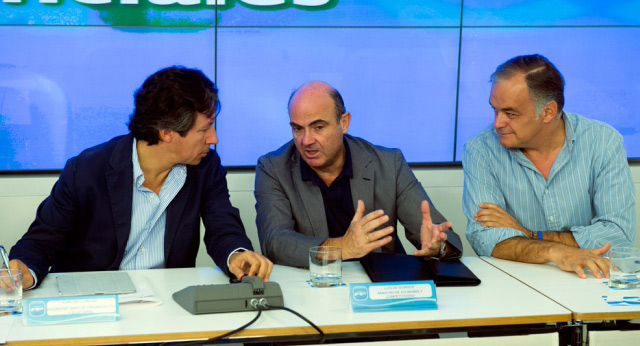 Luis de Guindos, ministro de Economía y Competitividad, con Carlos Floriano y Esteban González Pons