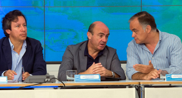 Luis de Guindos, ministro de Economía y Competitividad, con Carlos Floriano y Esteban González Pons