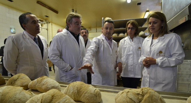 Cospedal durante su visita a la fábrica de pan de Osuá en Outeiro de Rei (Lugo)