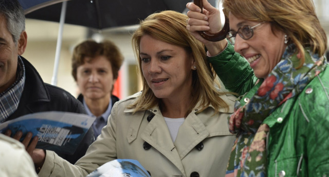 La secretaria general del PP, María Dolores Cospedal, durante un paseo en Lugo