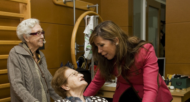 Alicia Sánchez-Camacho visita la residencia de ancianos Nuestra Señora de Lourdes