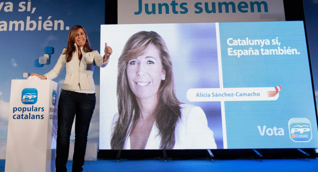 Alicia Sánchez-Camacho en la pegada de carteles de las elecciones catalanas 2012