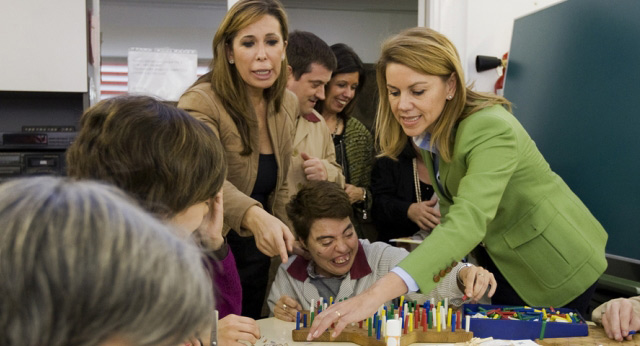 María Dolores de Cospedal y Alicia Sánchez-Camacho visitan un centro de discapacitados en Girona