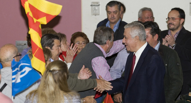 Javier Arenas participa en una comida mitin en Santa Oliva