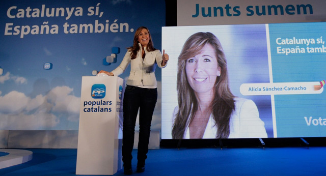 Alicia Sánchez-Camacho en la pegada de carteles de las elecciones catalanas 2012
